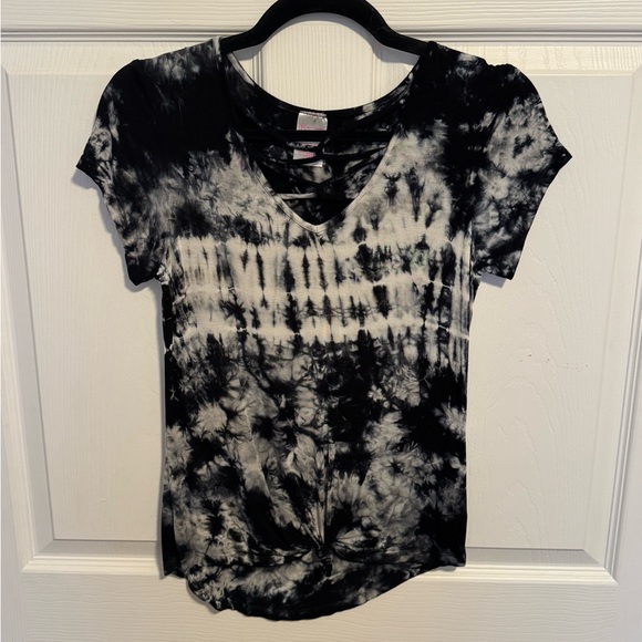No Boundaries Monochrome Strappy Top - Picture 1 of 3